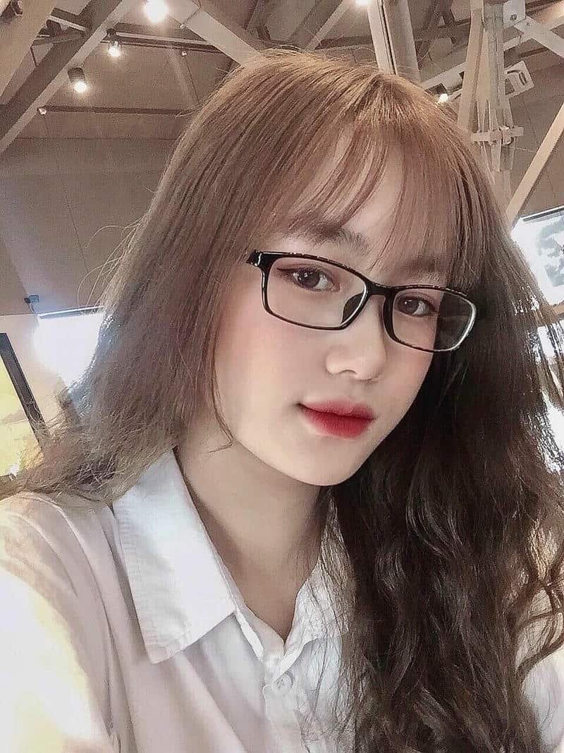 gái xinh đeo kính tóc dài