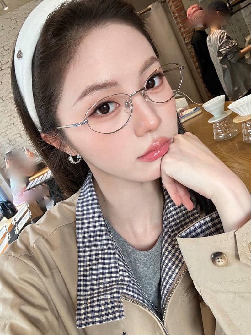gái xinh đeo kính tóc ngắn