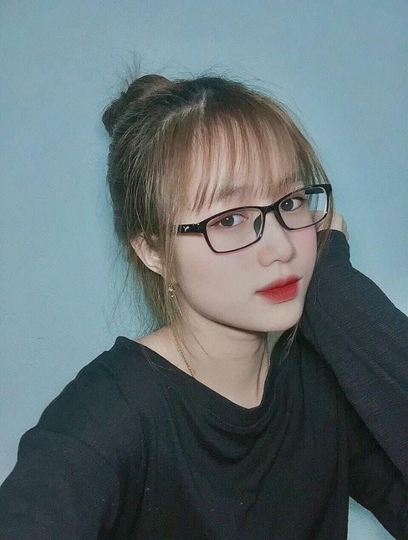 gái xinh đeo kính