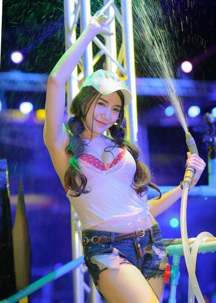 gái xinh đường cong nổi bật