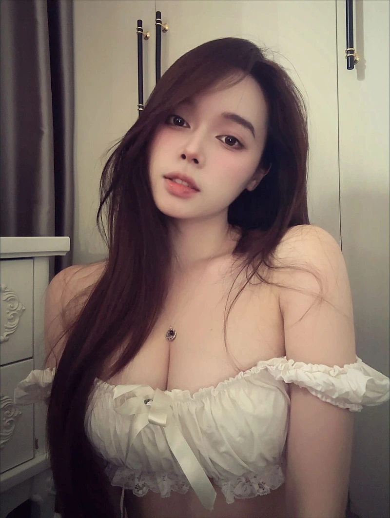 gái xinh khoe ngực