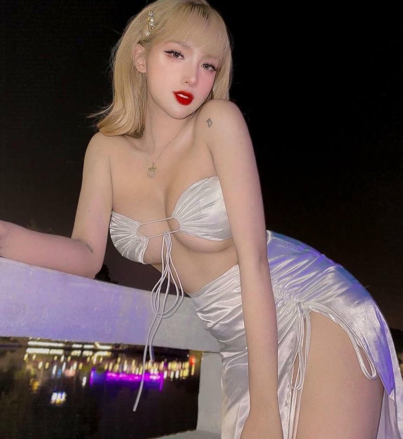 gái xinh khoe ngực táo bạo