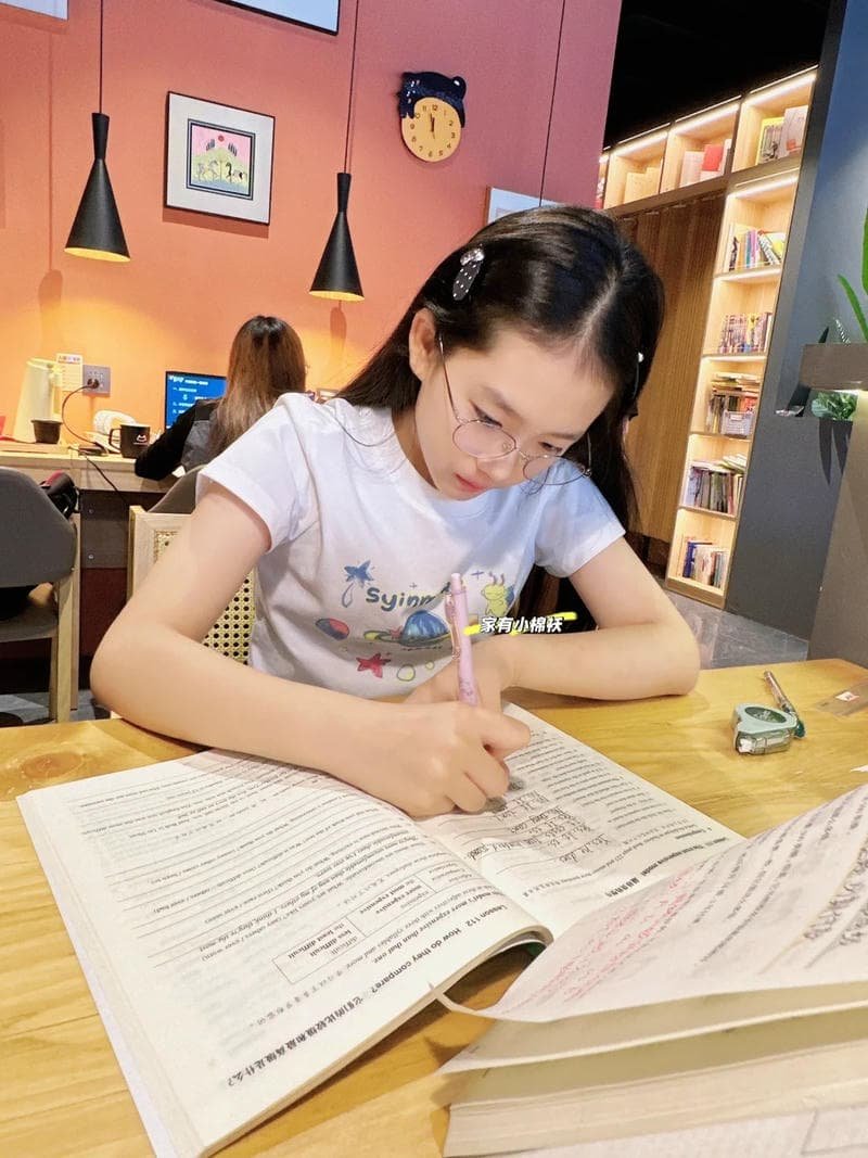 gái xinh lớp 5 chăm chỉ