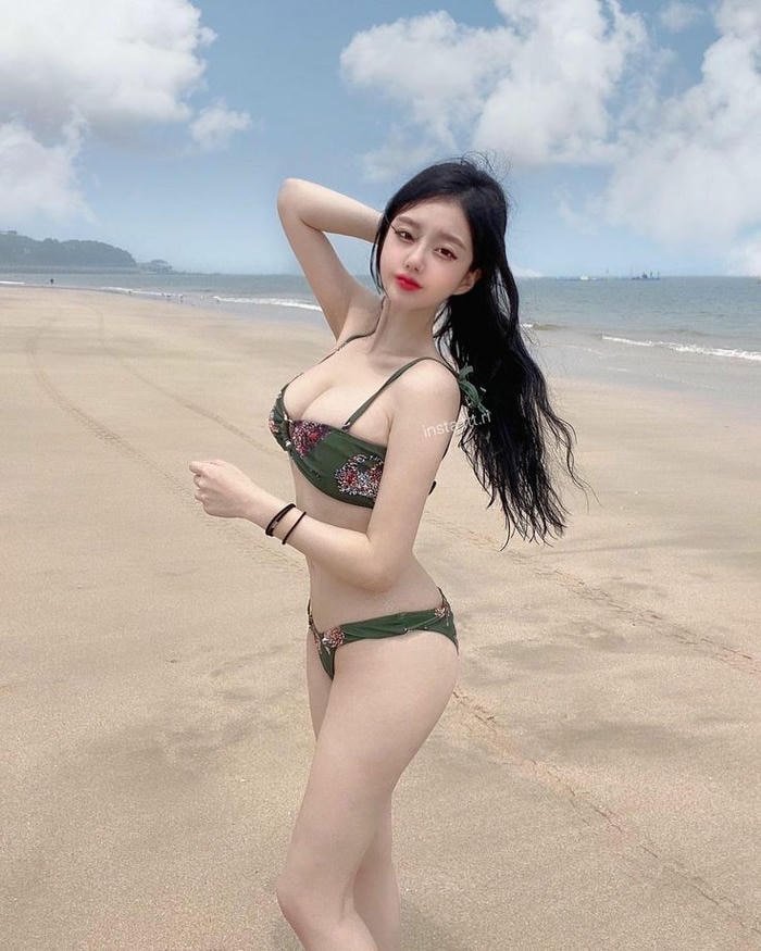 gái xinh mặc bikini nhảy nổi bật