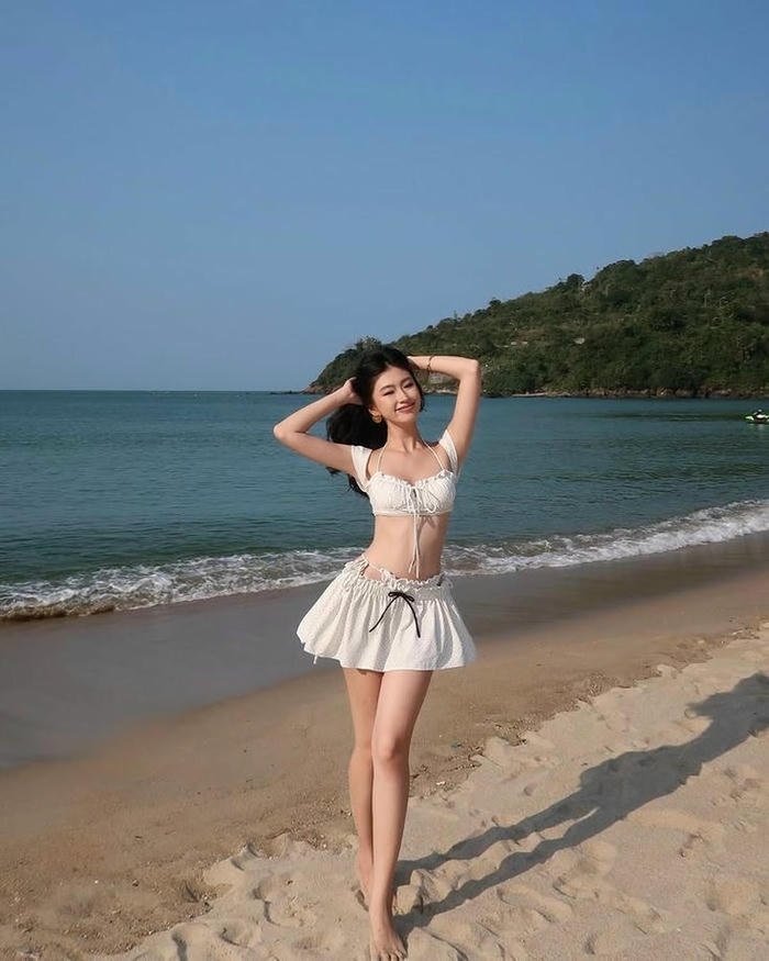 gái xinh mặc bikini nhảy selfie