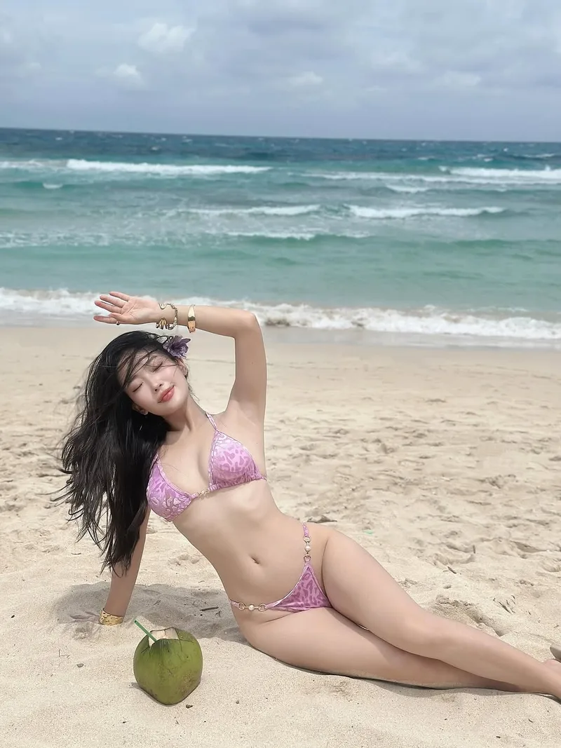 gái xinh mặc bikini nhỏ