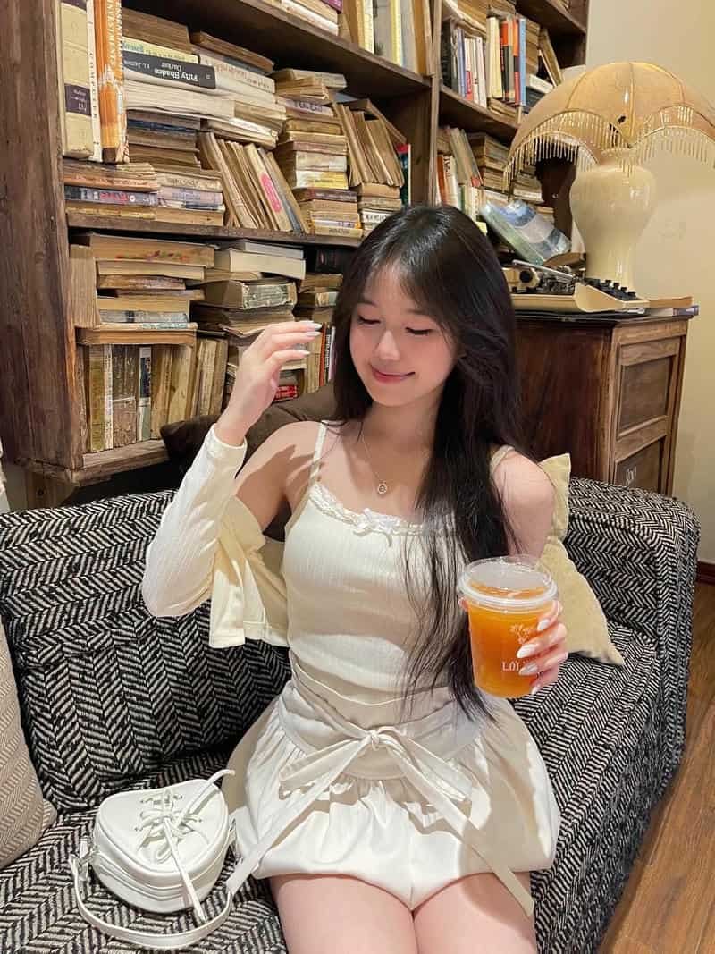 gái xinh mặc váy ngắn