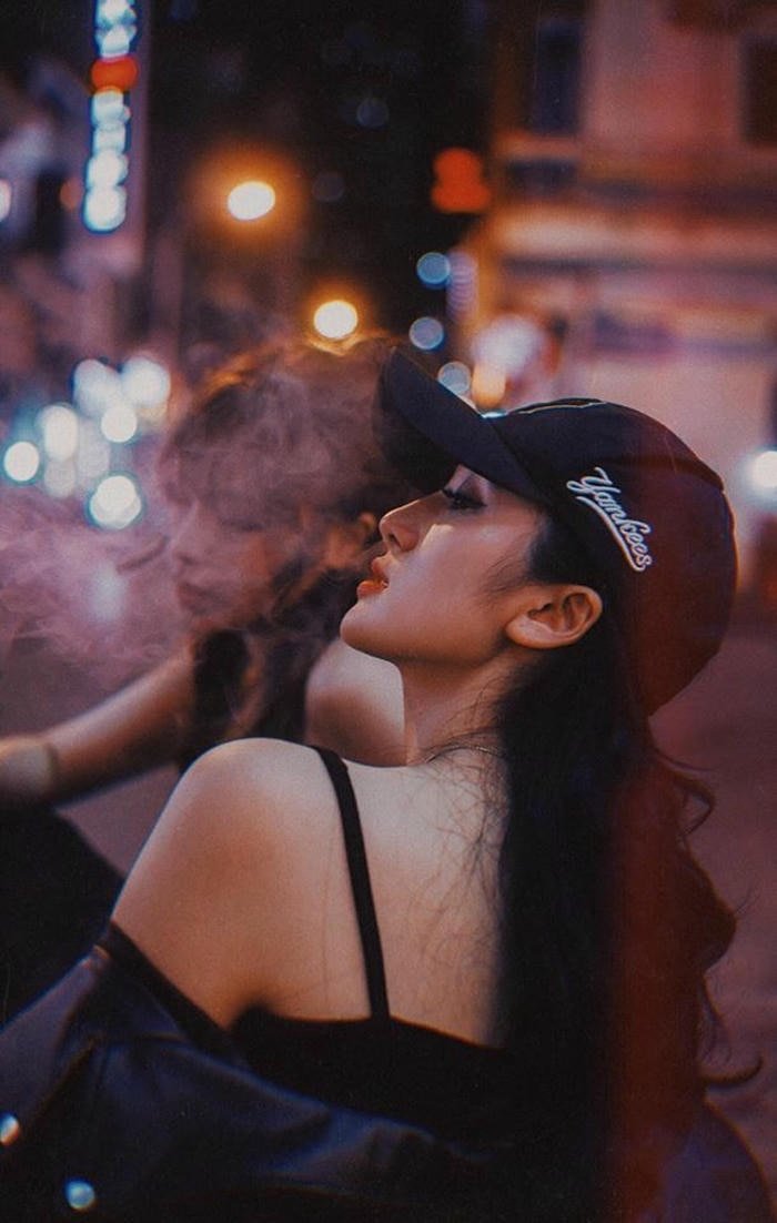 gái xinh quẩy bar