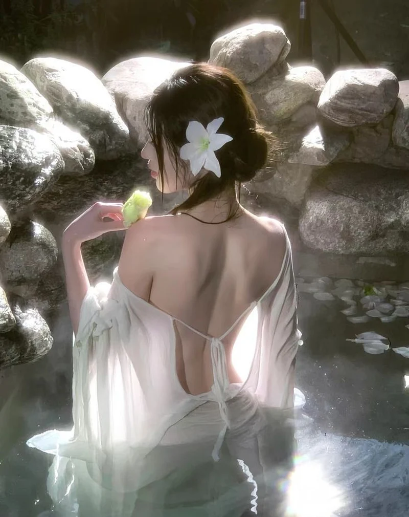 gái xinh quay lưng