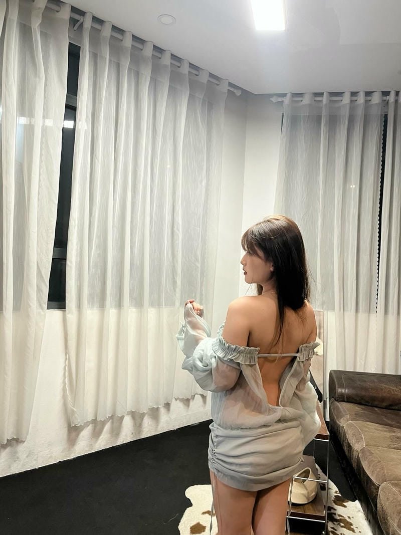 gai xinh quay lưng đời thường