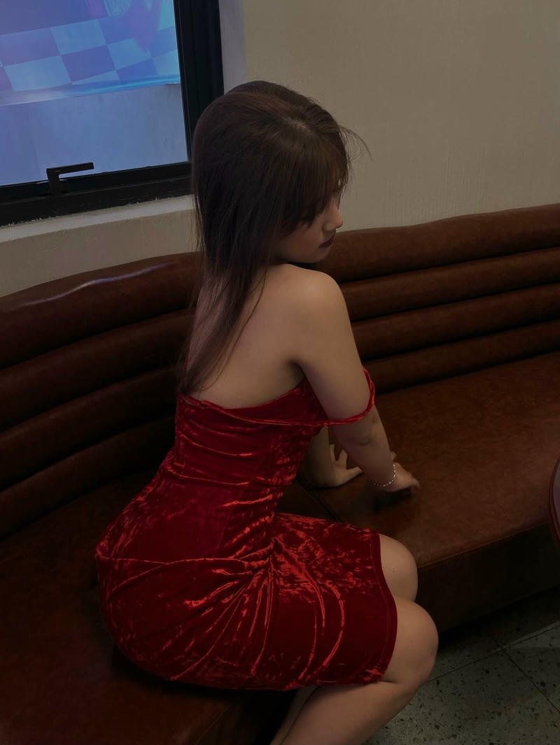 gai xinh quay lưng ngoài trời