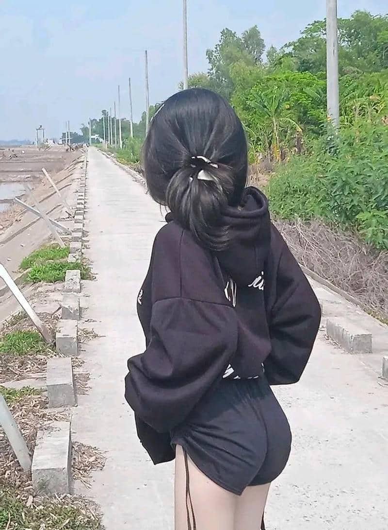 gai xinh quay lưng nổi bật