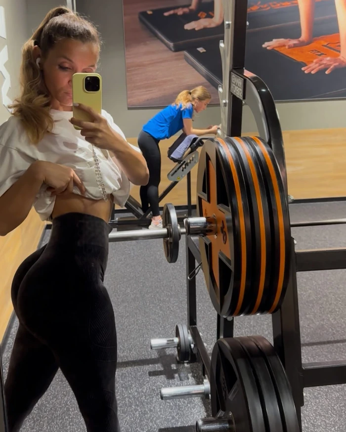 gái xinh tập gym tự tin