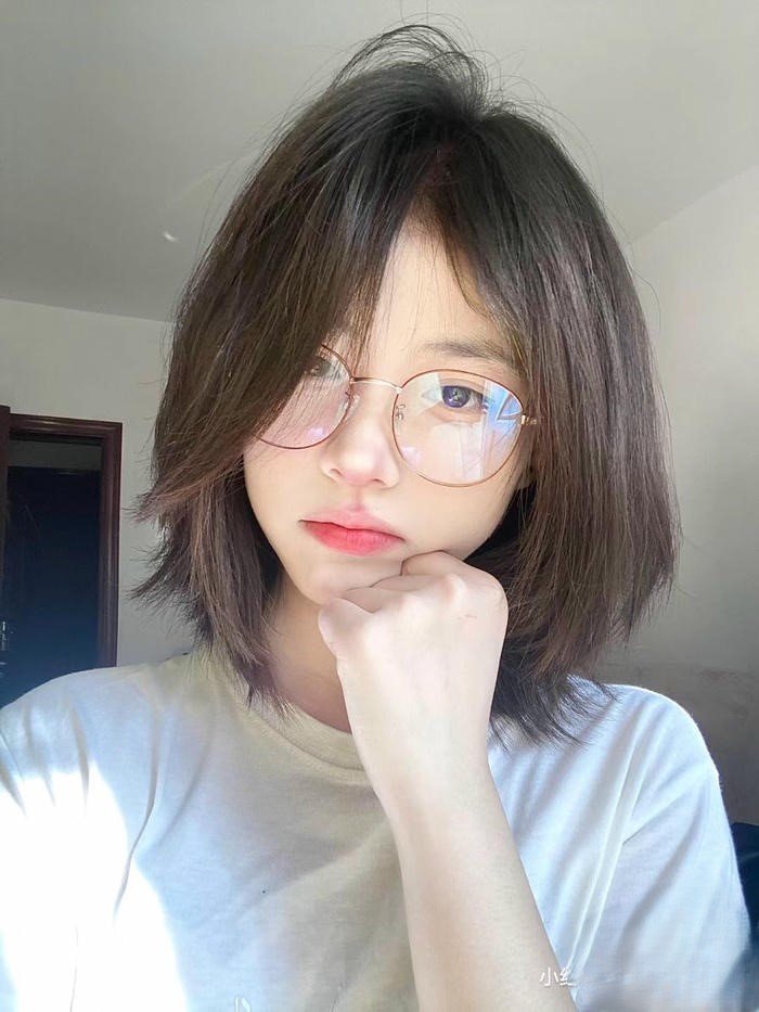 gái xinh tóc ngắn chụp ảnh