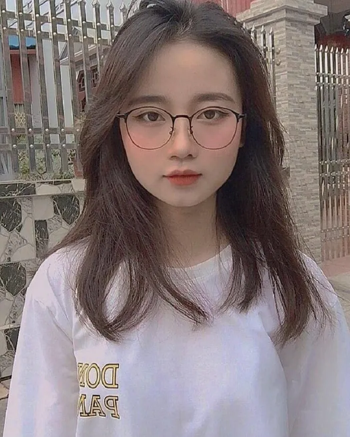 gái xinh tóc ngắn đeo kính 2k10