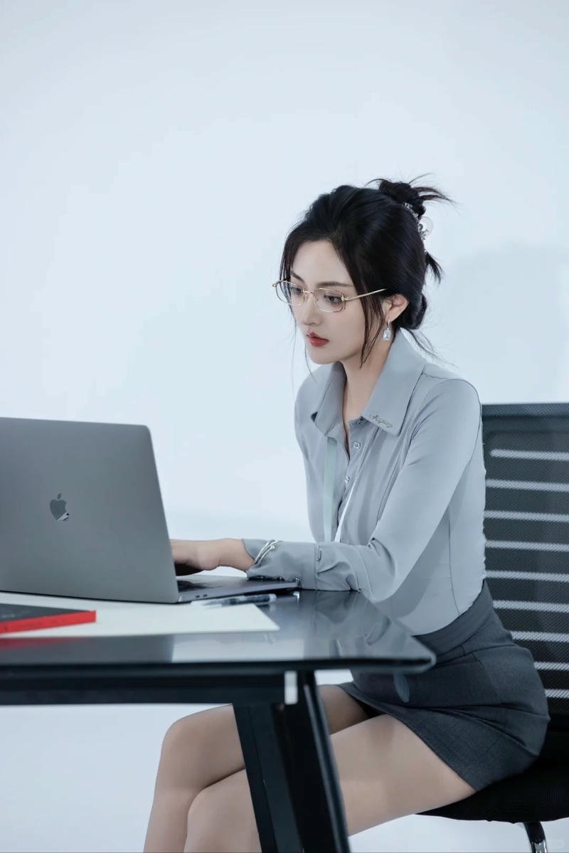 gái xinh văn phòng đầy khí chất