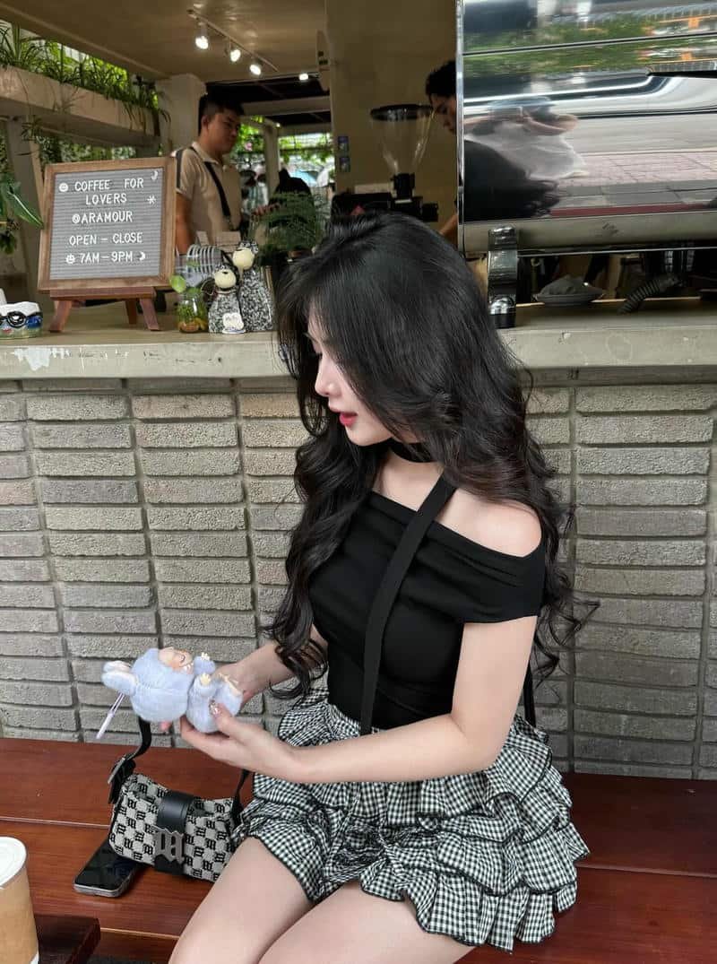 gái xinh váy ngắn cá tính