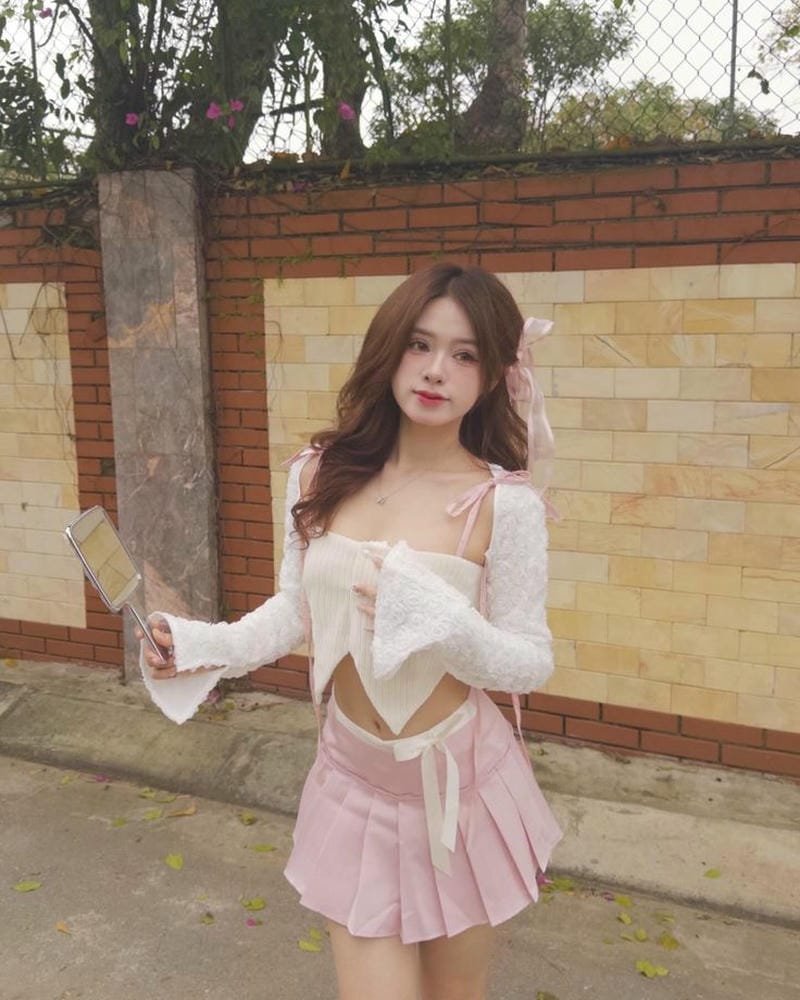 gái xinh váy ngắn nổi bật