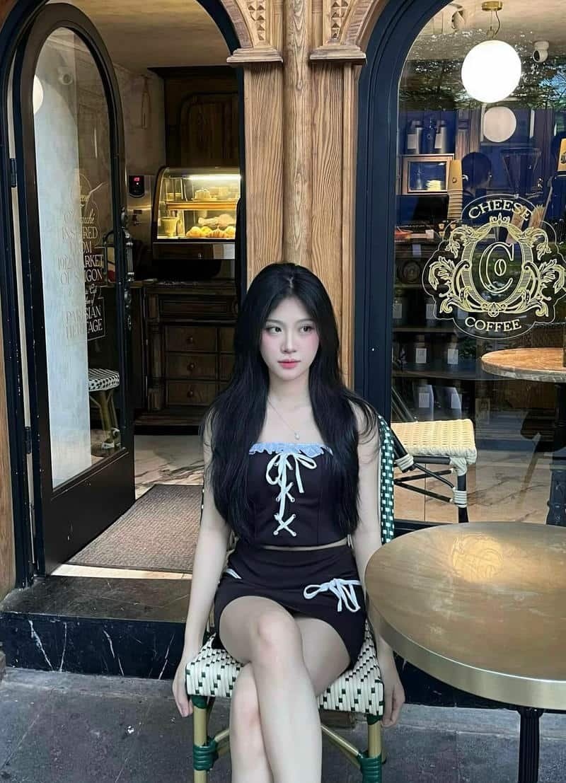 gái xinh váy ngắn tạo dáng