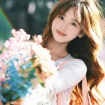 hình ảnh gái đẹp cầm hoa