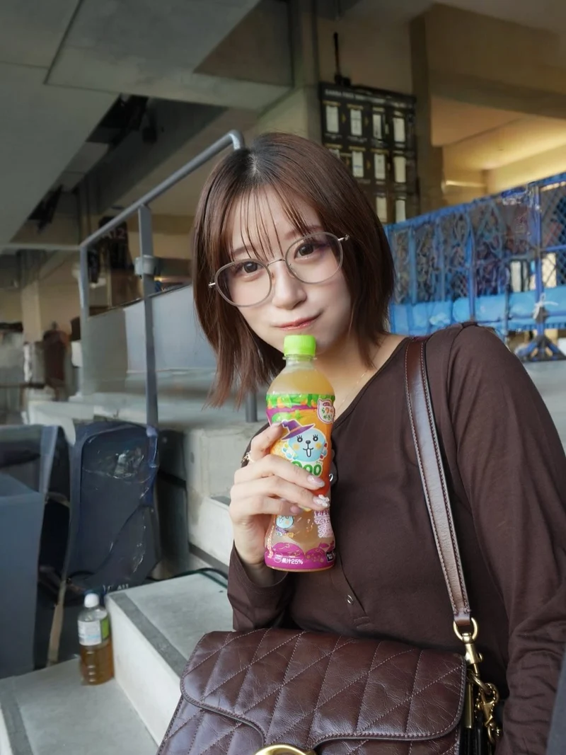 hinh anh gái đẹp đeo kính