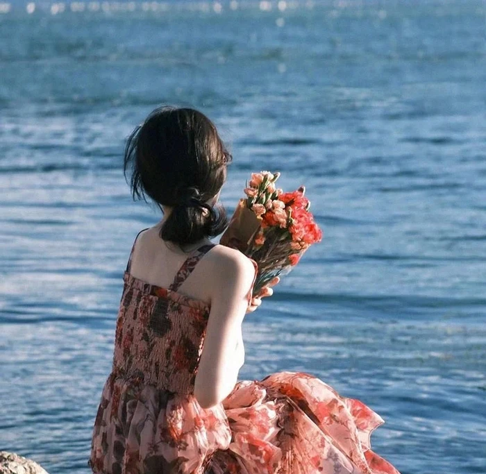hinh anh gái xinh cầm hoa