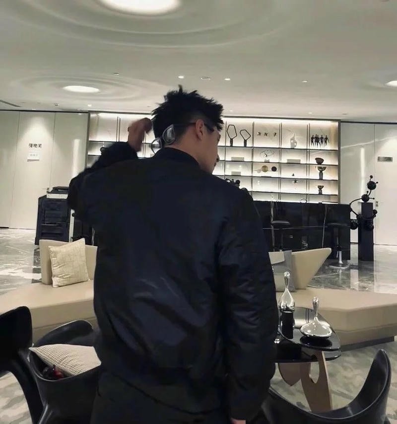 hình ảnh soái ca giấu mặt