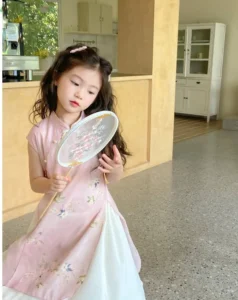 hình bé gái xinh ngọt ngào