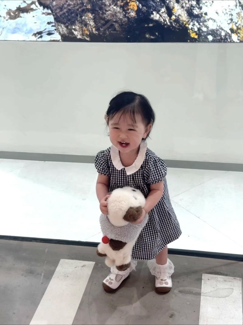 hình bé gái xinh xắn