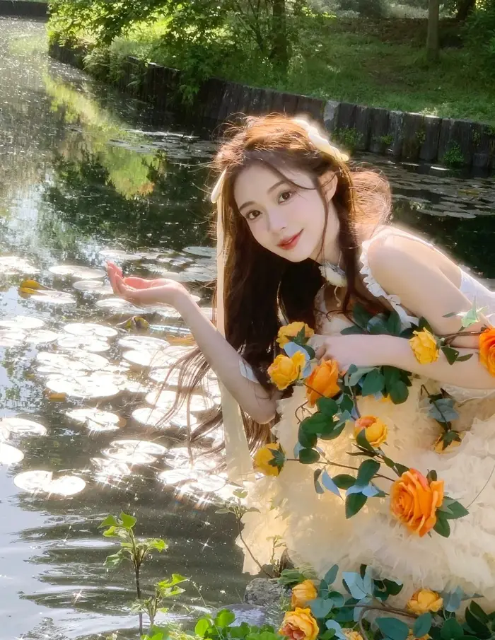 hình gái đẹp cầm hoa