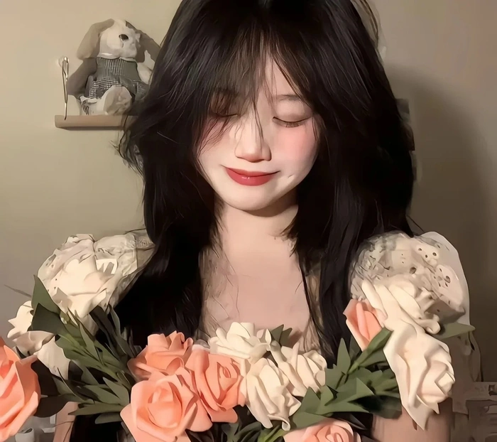 hinh gái đẹp cầm hoa