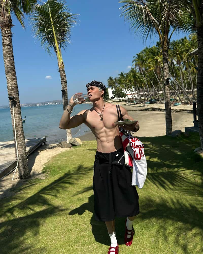 hình trai 6 múi nắng vàng