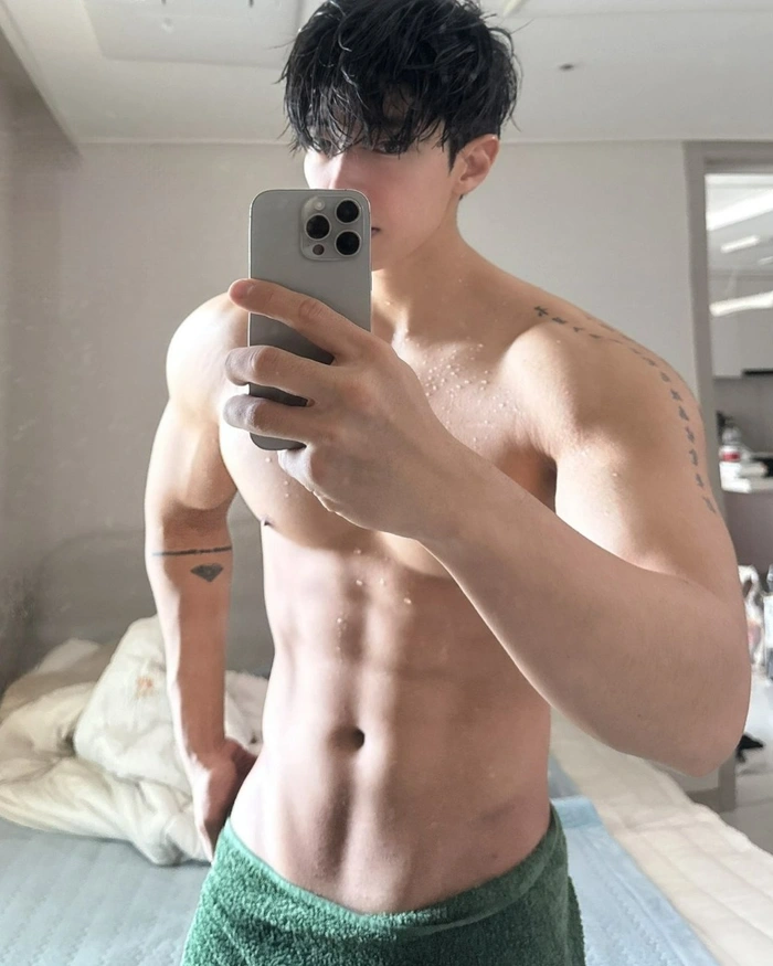 hình trai đẹp trung quốc 6 múi trẻ trung