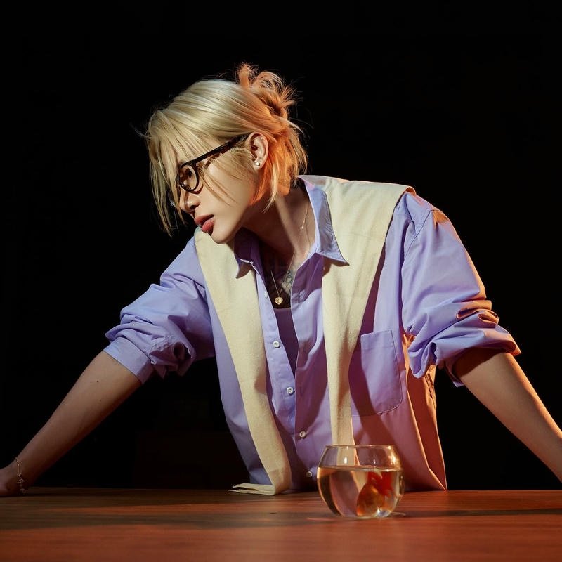 jack mặc áo sơ mi