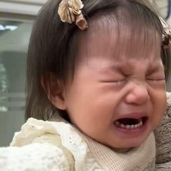 meme khóc nhăn mặt