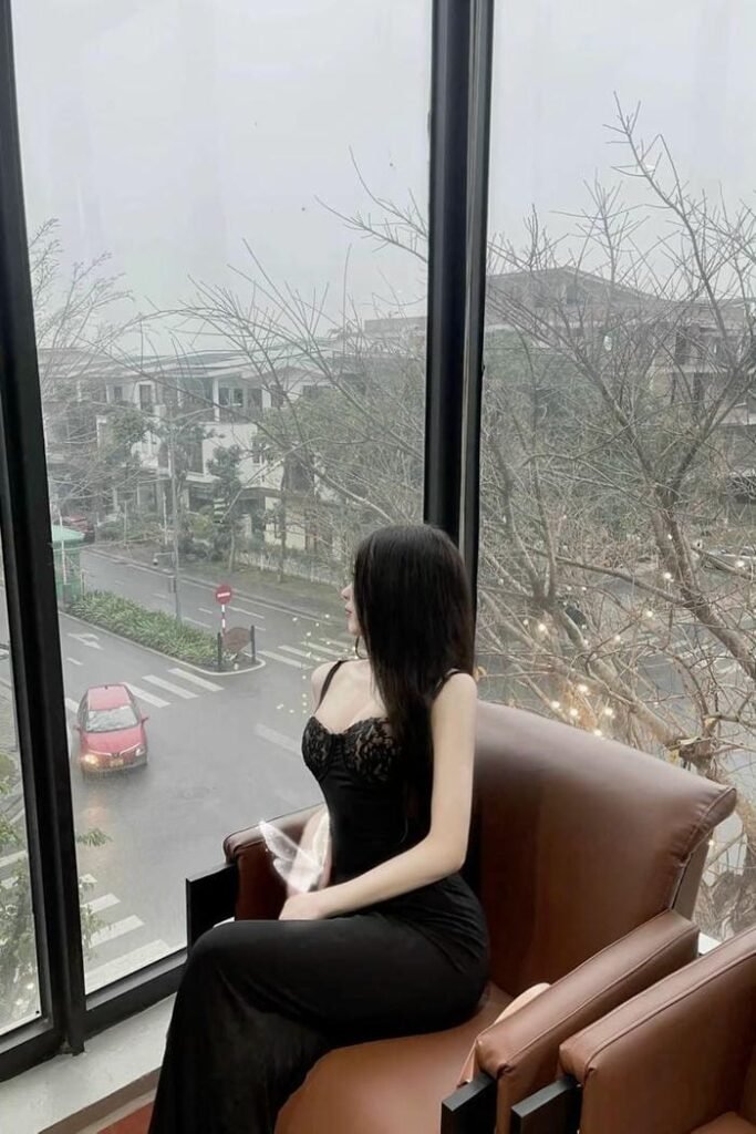 thiếu nữ khoe dáng