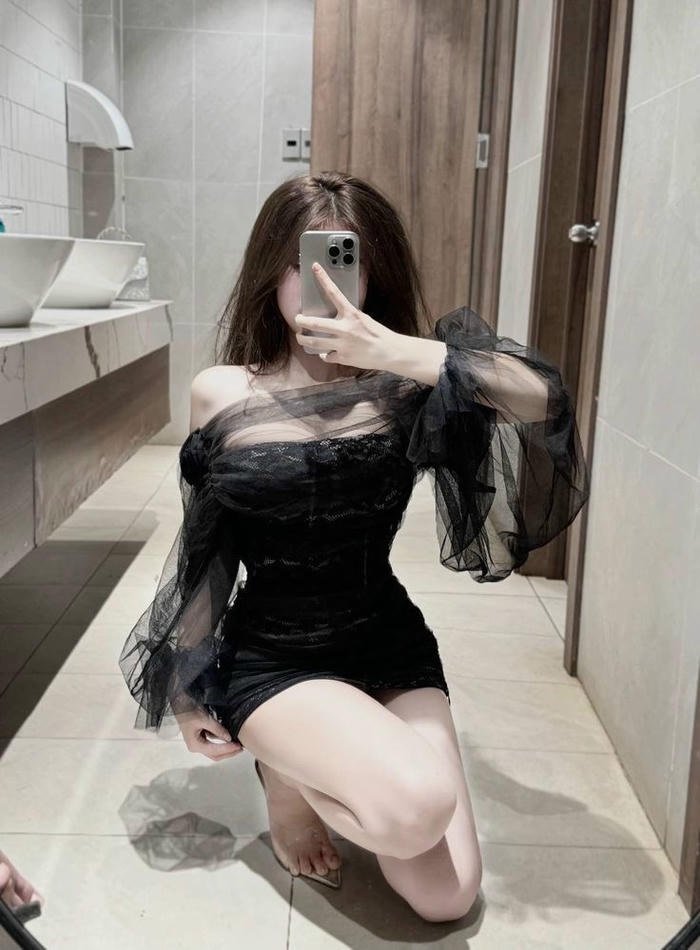 thiếu nữ tạo dáng với smartphone