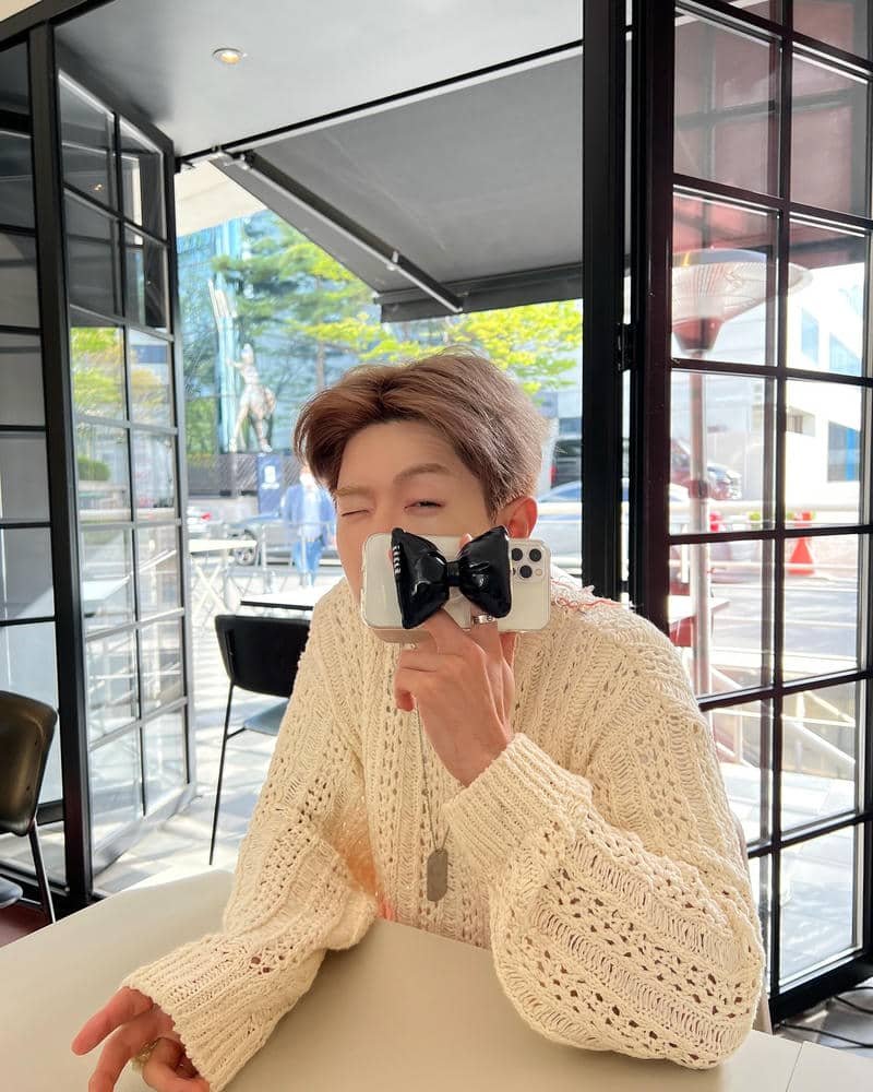 trai 2k12 giấu nụ cười