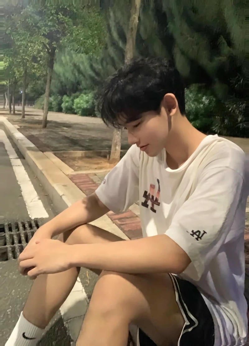 trai 2k7 áo trắng