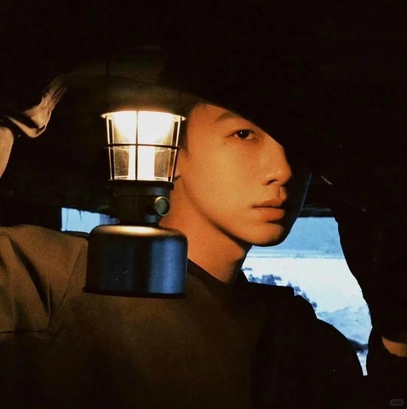 trai đẹp giấu mặt bí ẩn