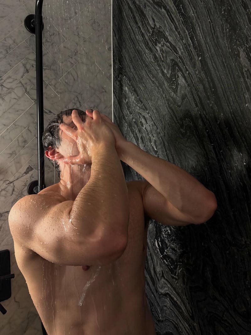 trai ngầu che mặt cuốn hút