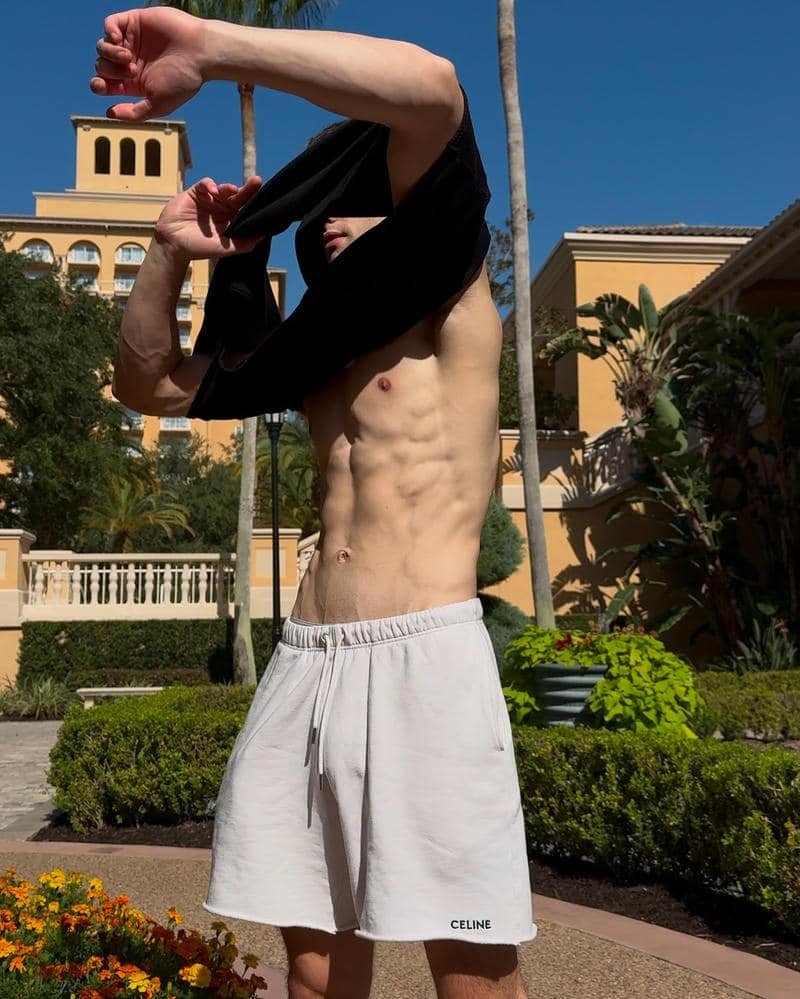 trai ngầu che mặt phong cách