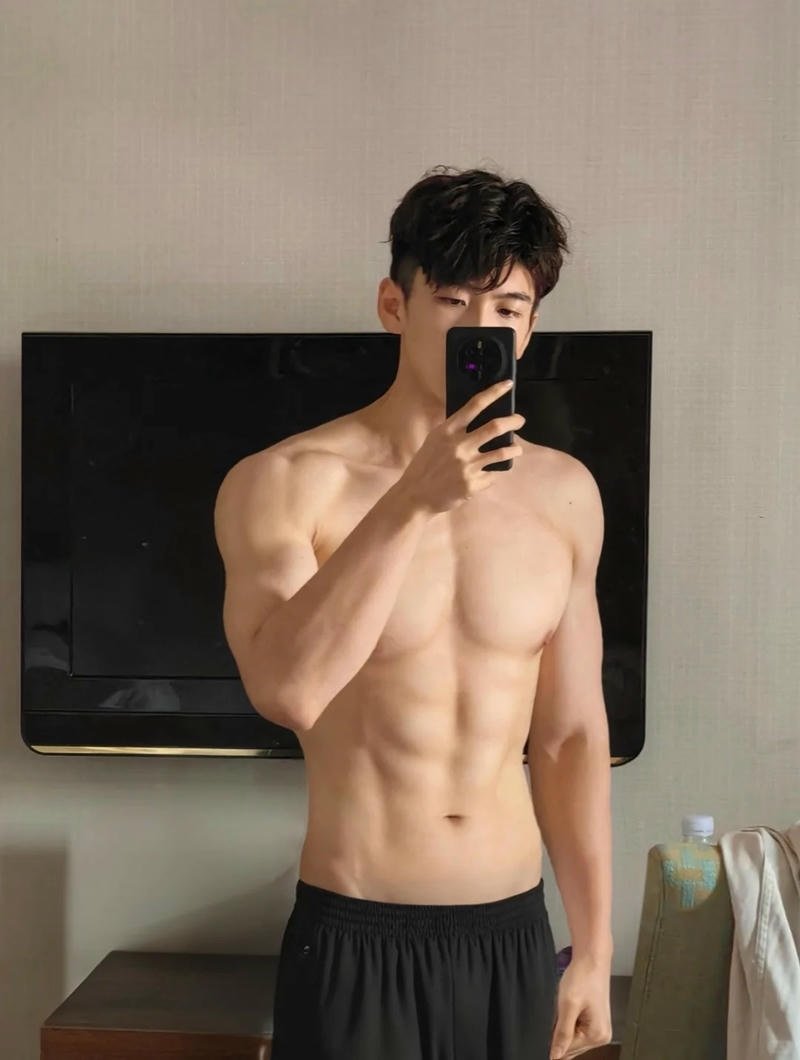 trai trung quốc body săn chắc