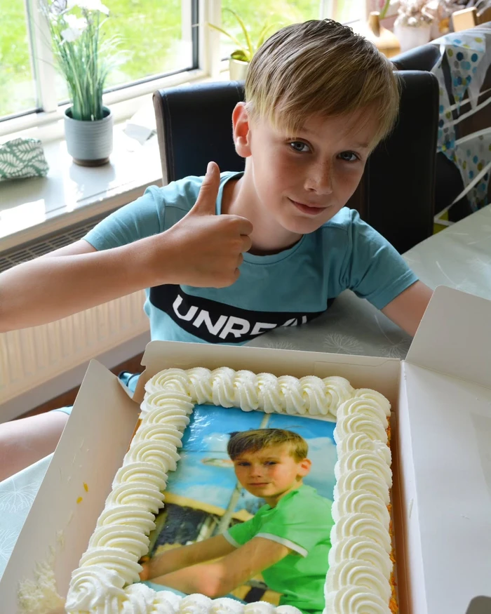 tranh bé trai đẹp trai cute