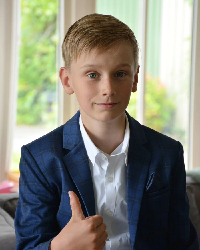 tranh vẽ bé trai đẹp trai