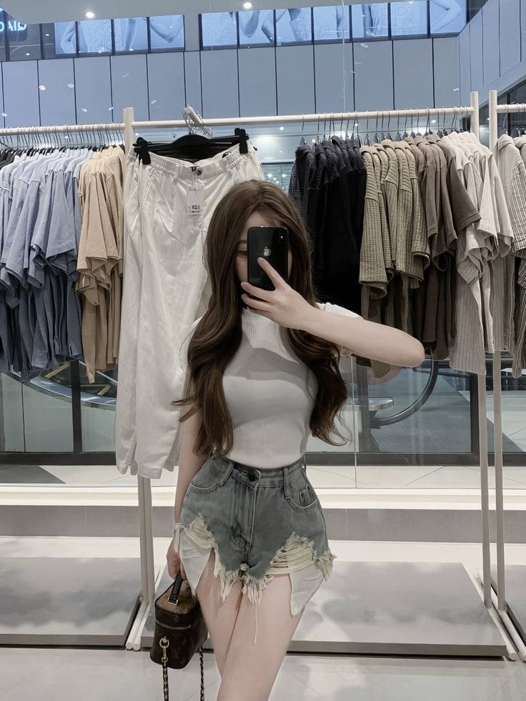 Gái xinh che mặt bí ẩn