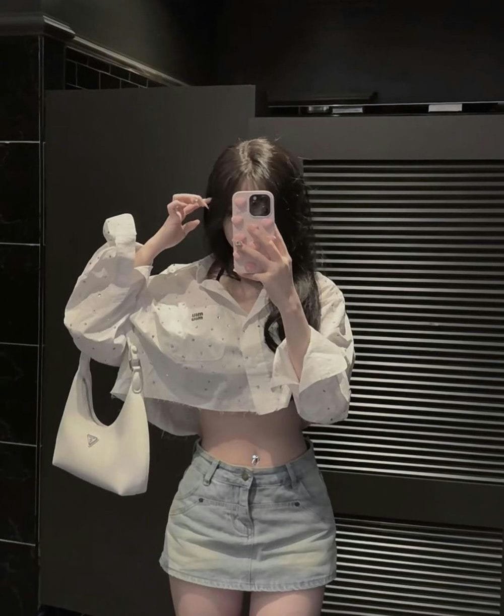 Gái xinh che mặt điện thoại