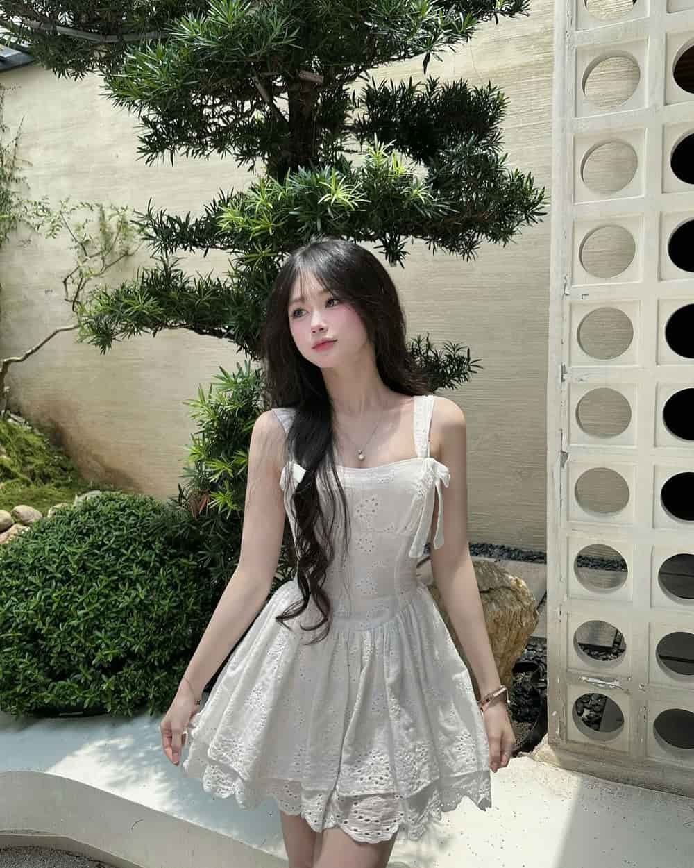 Gái xinh mặc áo hai dây cuốn hút