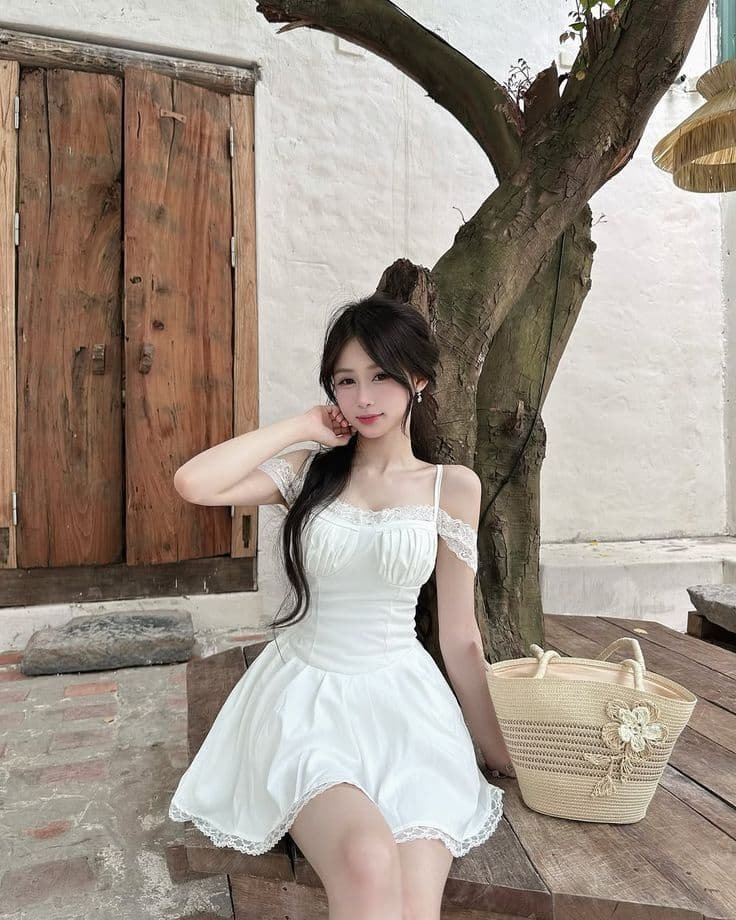 Gái xinh mặc áo hai dây dễ thương