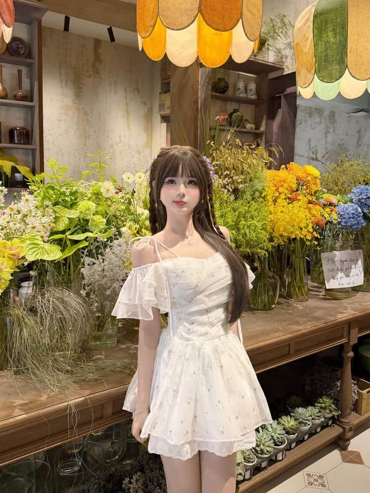 Gái xinh mặc áo hai dây nổi bật